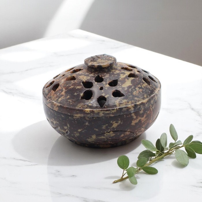 Brûleur de cônes d'encens en pierre à savon motif Floral